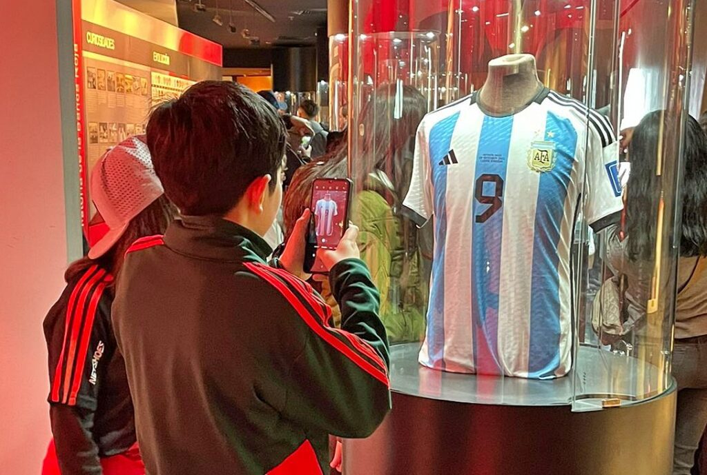 Museo River. Camiseta de Julián Álvarez usada en Qatar 2022 ante Países Bajos