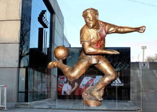 Estatua en bronce de Angel Amadeo Labruna en el Club Atlétido River Plate